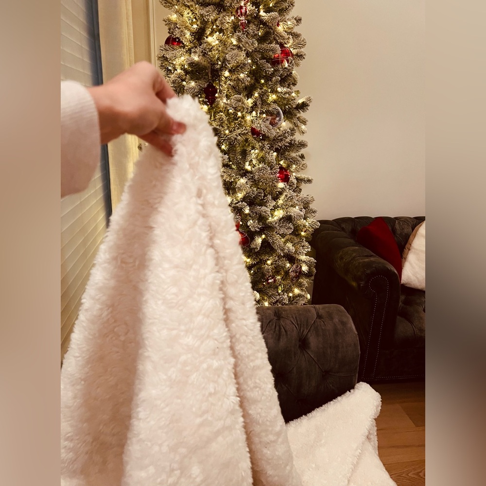Crate and barrel sherpa faux fur throw. pottery barn,restoration hardware. New - Picture 5 of 7